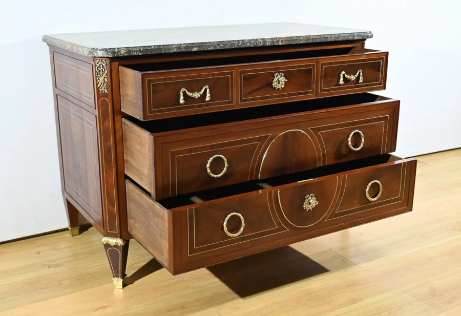 CÓMODA DE LA ÉPOCA LUIS XVI