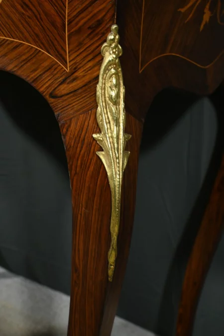 SCHREIBTISCH IM LOUIS XV-STIL