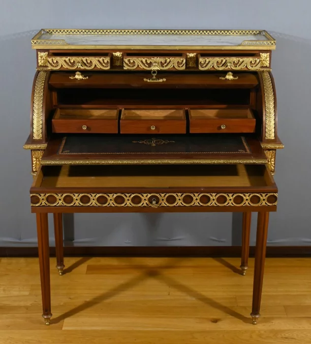 ESCRITORIO CON TAPA CILINDRICA ESTILO LUIS XVI