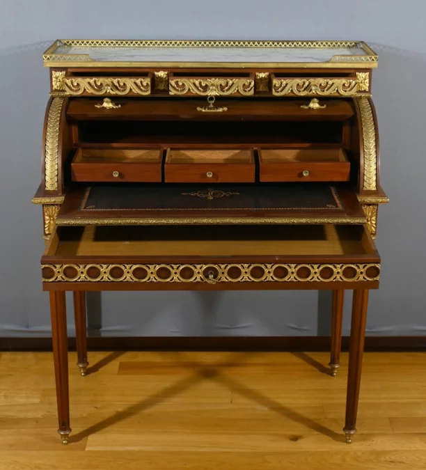 ESCRITORIO CON TAPA CILINDRICA ESTILO LUIS XVI