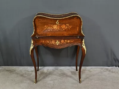 Schreibtisch im Louis XV-Stil