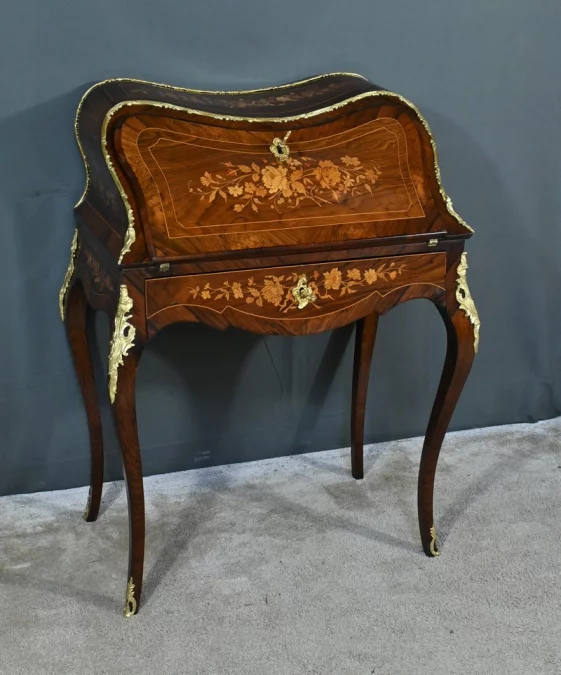 Schreibtisch im Louis XV-Stil