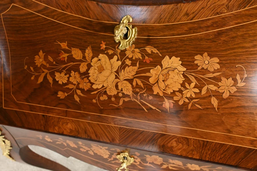 Schreibtisch im Louis XV-Stil