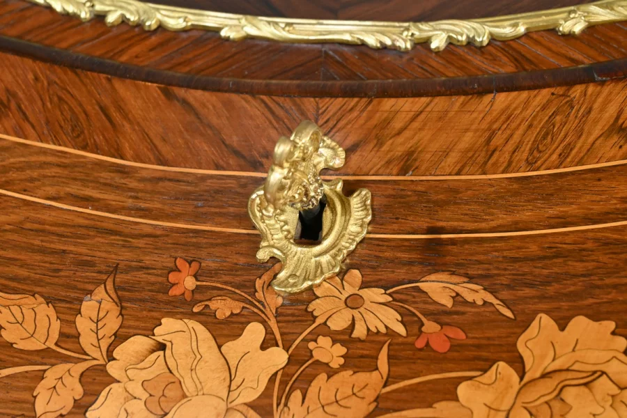Schreibtisch im Louis XV-Stil