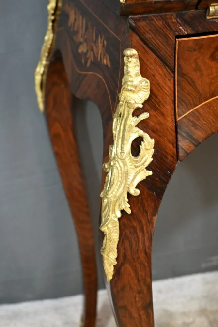 Schreibtisch im Louis XV-Stil