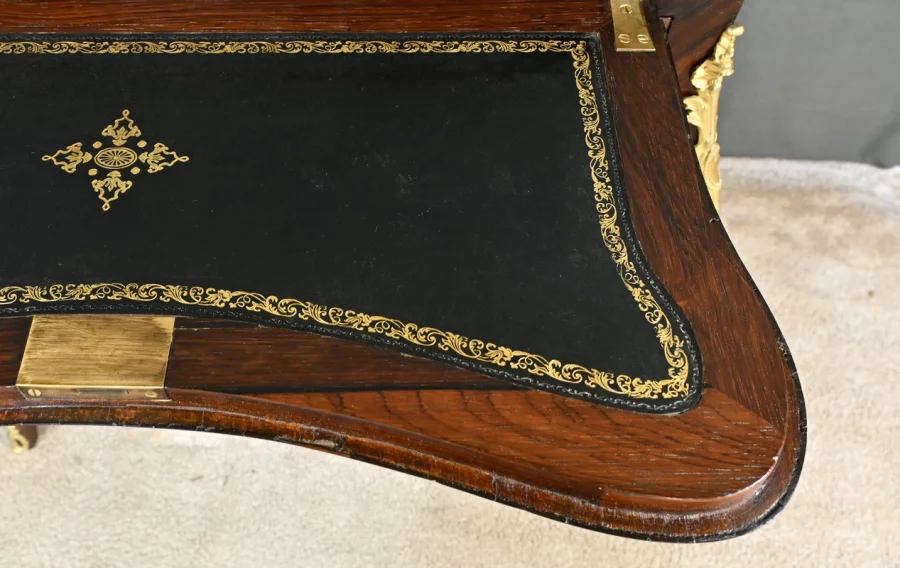 Schreibtisch im Louis XV-Stil