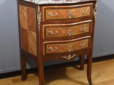 KOMMODE IM FRANZÖSISCHEN TRANSITIONSSTIL