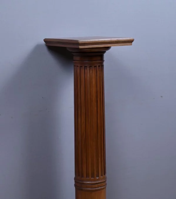 Säule im Stil Ludwigs XVI.