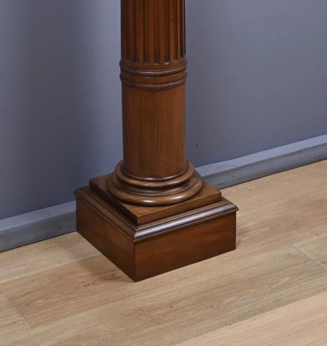 Säule im Stil Ludwigs XVI.