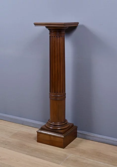 Säule im Stil Ludwigs XVI.