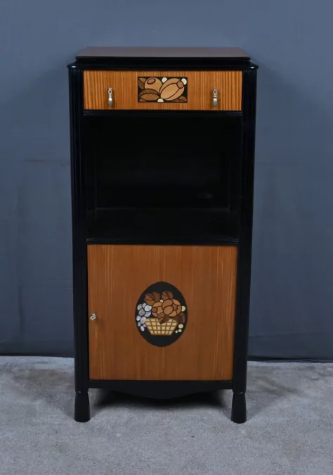 Шкаф в стиле ар-деко с инкрустацией.