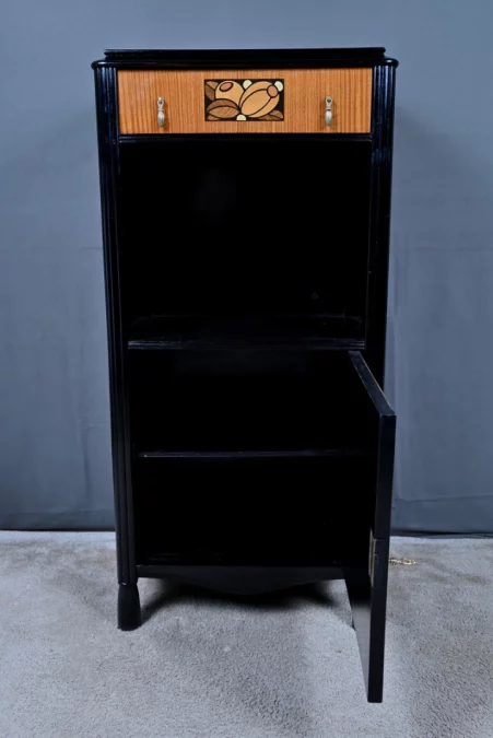 Шкаф в стиле ар-деко с инкрустацией.