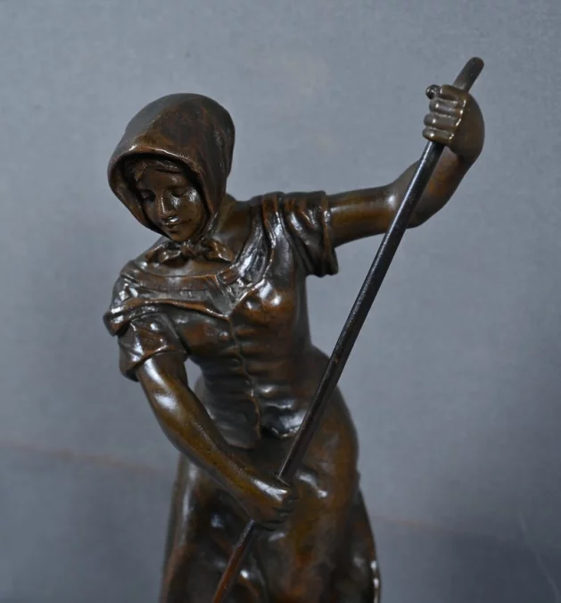 Бронзовая скульптура работы Дезайр Гризард