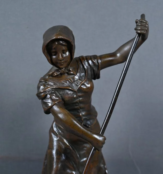 Бронзовая скульптура работы Дезайр Гризард