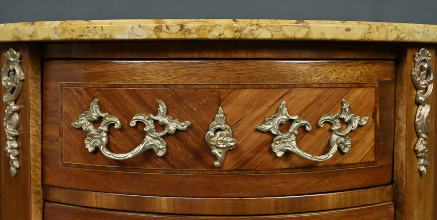 Kommode im französischen Übergangsstil