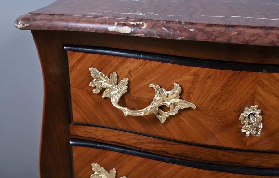 Petite Commode en Marqueterie, style Louis XV – Milieu XIXe