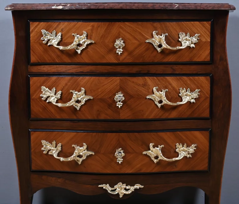 Petite Commode en Marqueterie, style Louis XV – Milieu XIXe