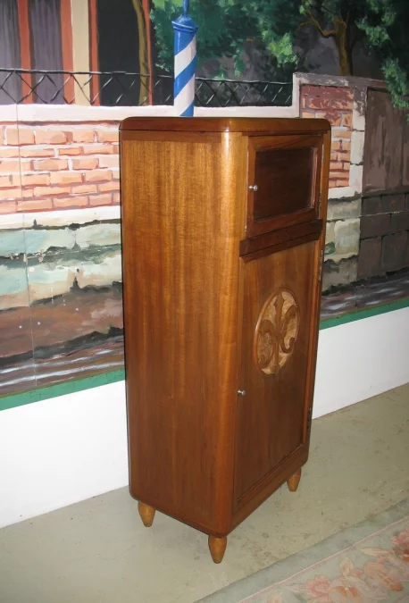 РАДИО-КАБИНЕТ В МАГАЗИИ