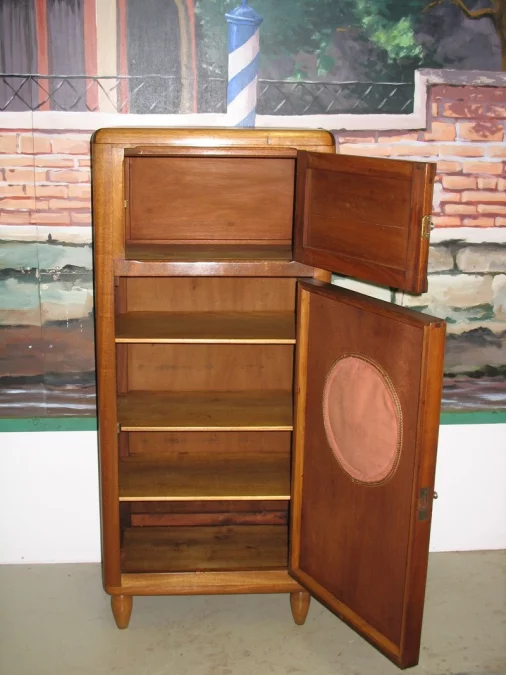 РАДИО-КАБИНЕТ В МАГАЗИИ