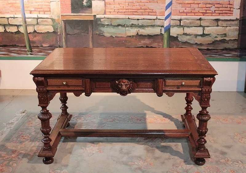 ESCRITORIO DE ESTILO GÓTICO