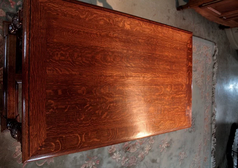 ESCRITORIO DE ESTILO GÓTICO