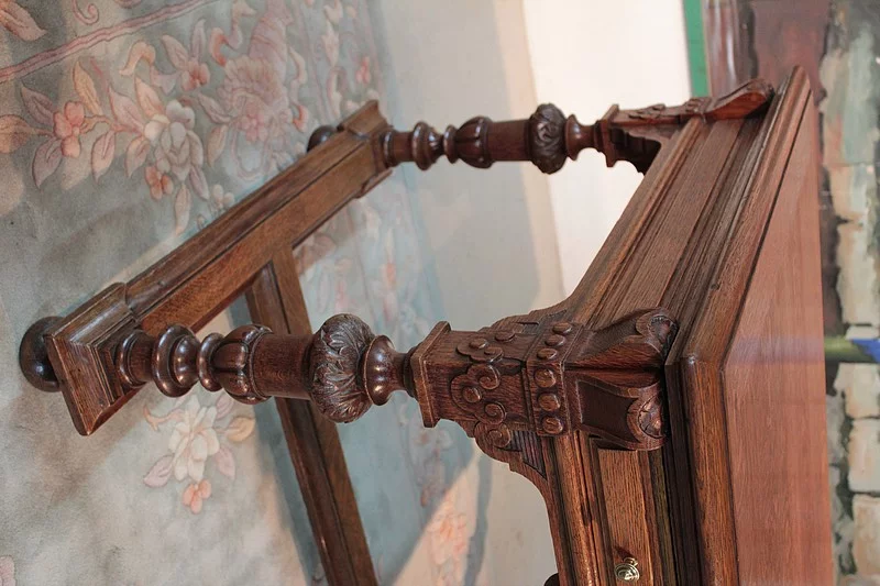 ESCRITORIO DE ESTILO GÓTICO