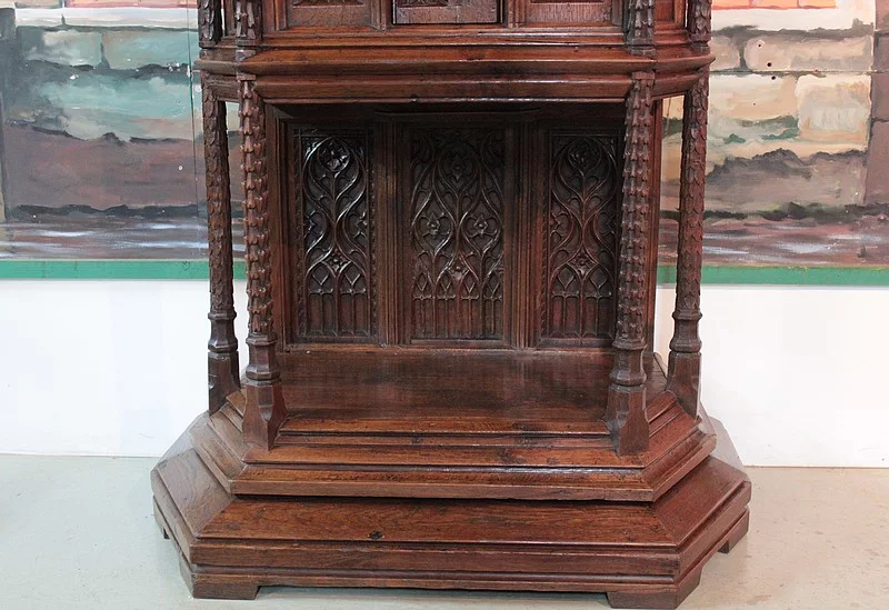 ARMARIO ROBLE DE ESTILO GÓTICO