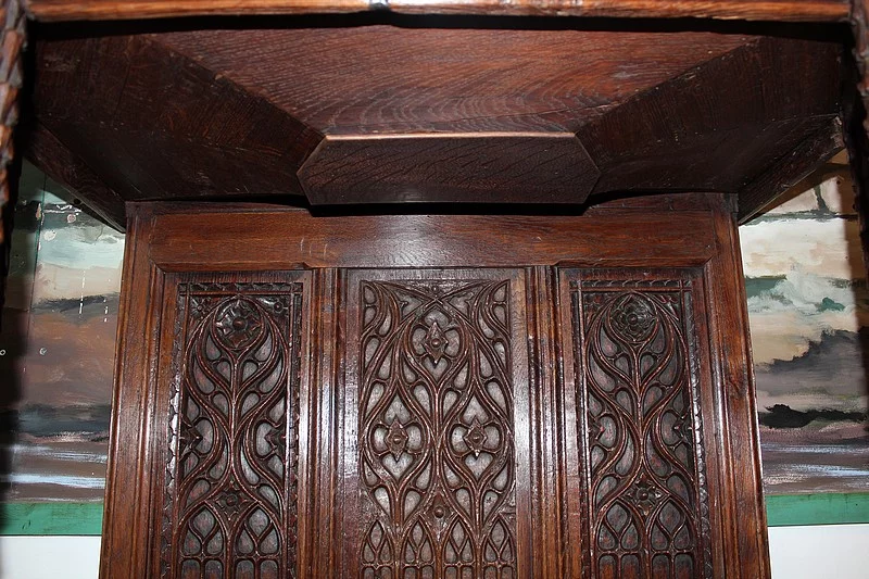 ARMARIO ROBLE DE ESTILO GÓTICO