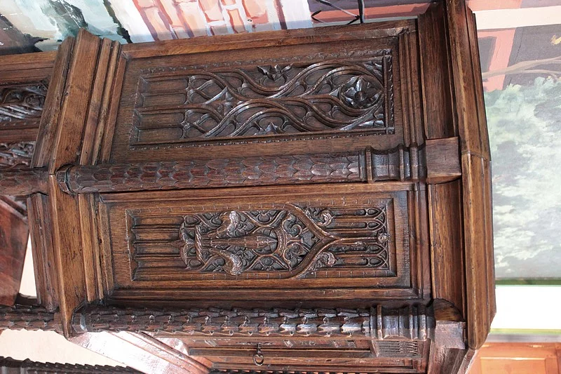 ARMARIO ROBLE DE ESTILO GÓTICO