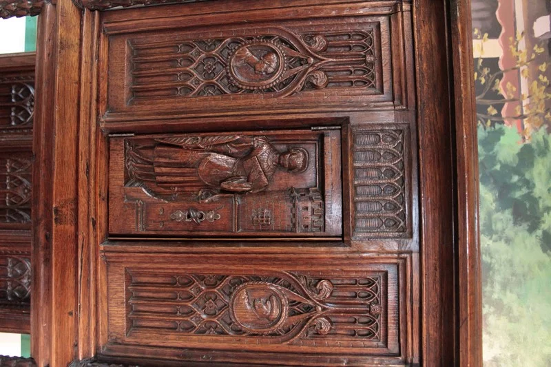 ARMARIO ROBLE DE ESTILO GÓTICO