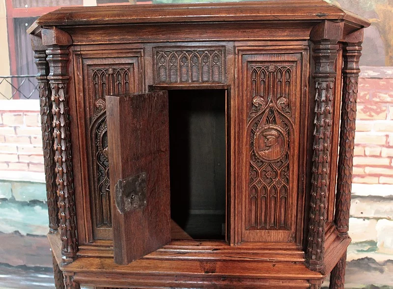 ARMARIO ROBLE DE ESTILO GÓTICO