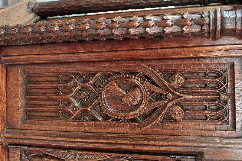 ARMARIO ROBLE DE ESTILO GÓTICO