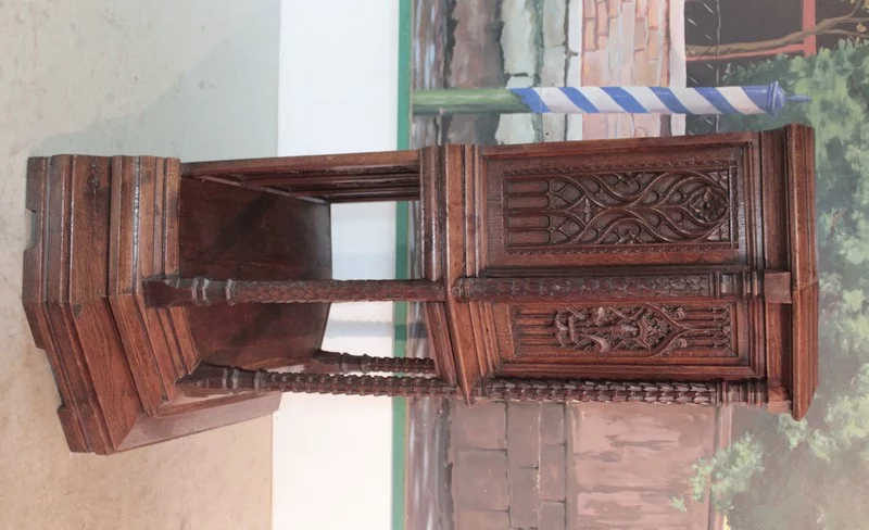 ARMARIO ROBLE DE ESTILO GÓTICO