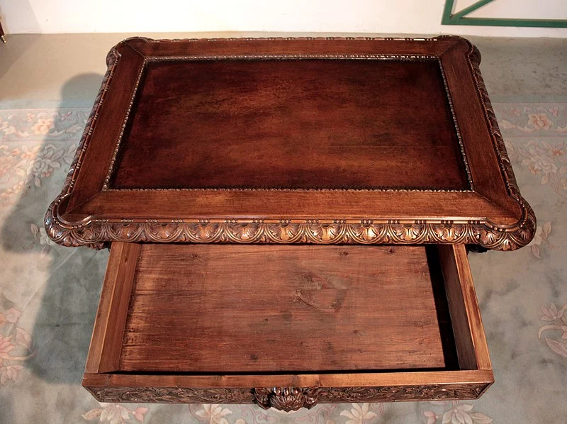 LOUIS XIII ESTILO ESCRIBIR LA MESA