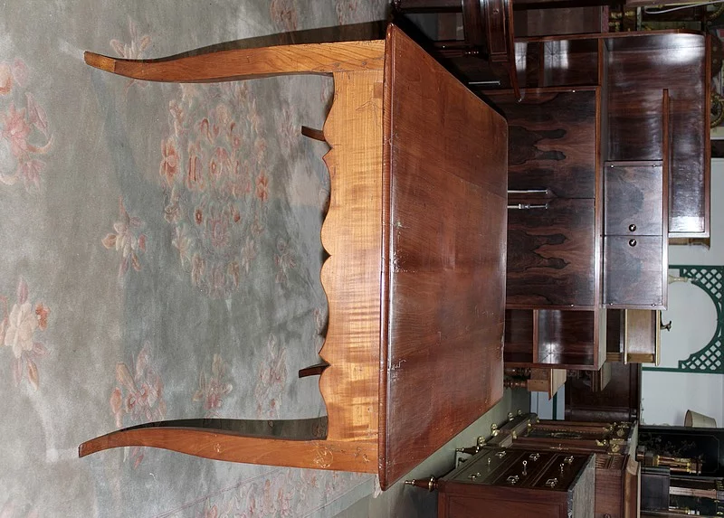 MESA DE ESTILO LOUIS XV