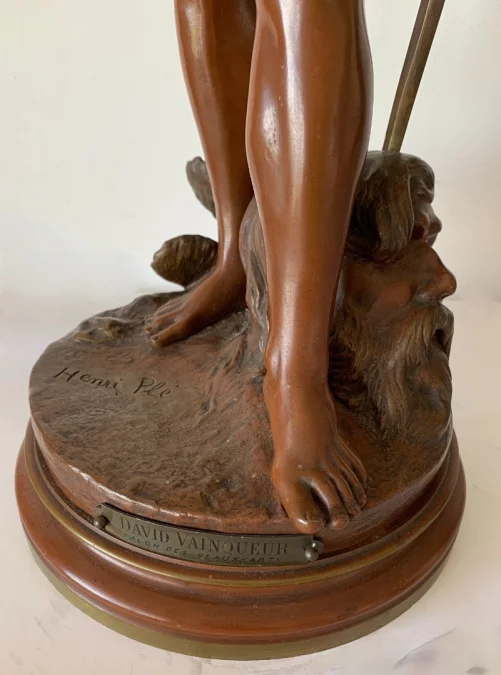 大卫与歌利亚的青铜雕塑