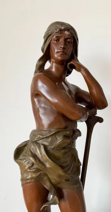 大卫与歌利亚的青铜雕塑