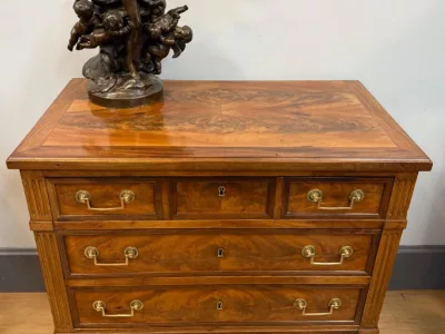 路易十六风格的五斗橱