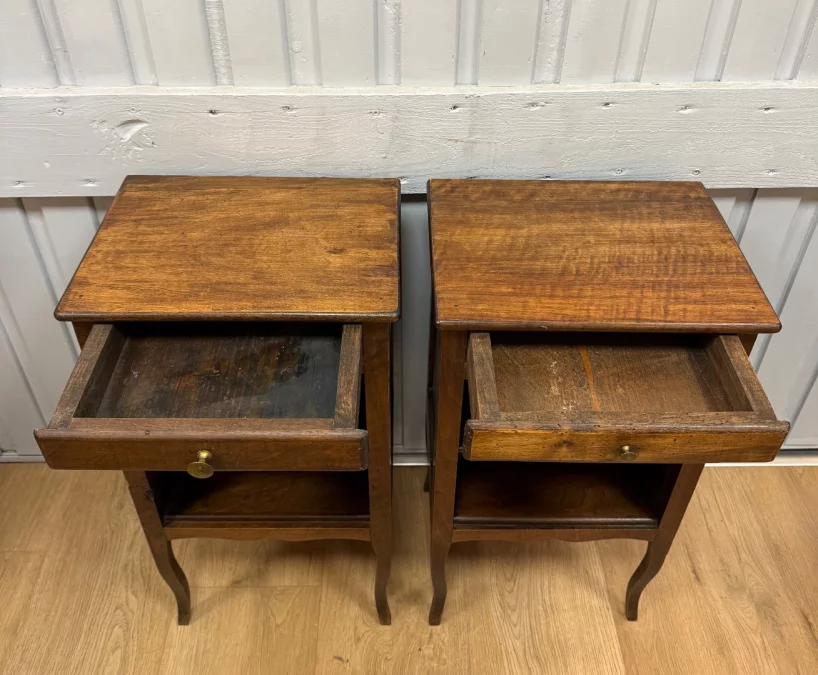 一对路易十五风格床头柜