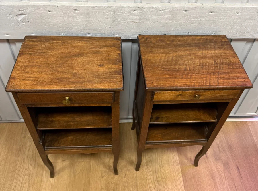 一对路易十五风格床头柜