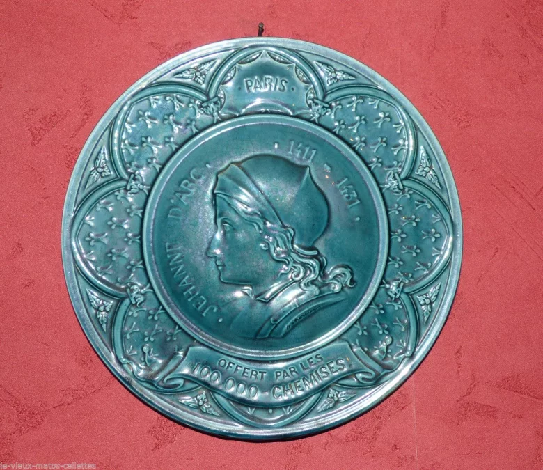 Assiette en barbotine offerte par les 100000 chemises à Paris signée de H.Mercier