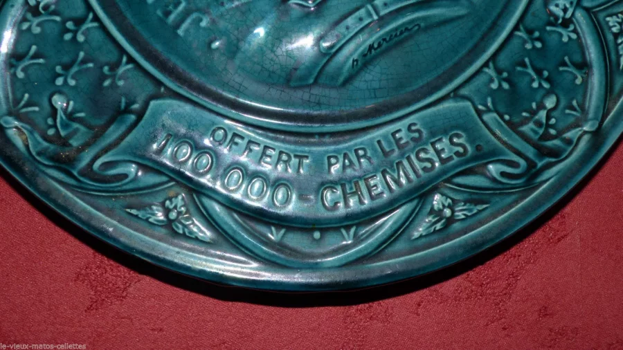 Assiette en barbotine offerte par les 100000 chemises à Paris signée de H.Mercier