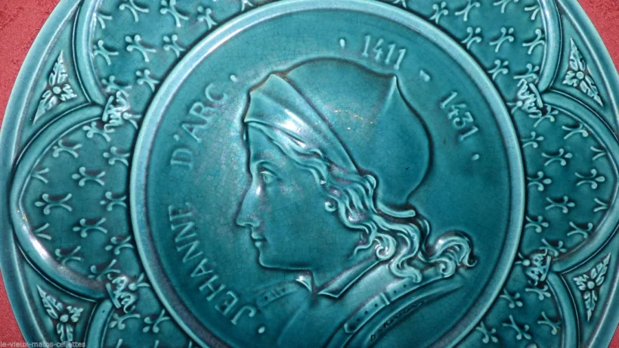 Assiette en barbotine offerte par les 100000 chemises à Paris signée de H.Mercier