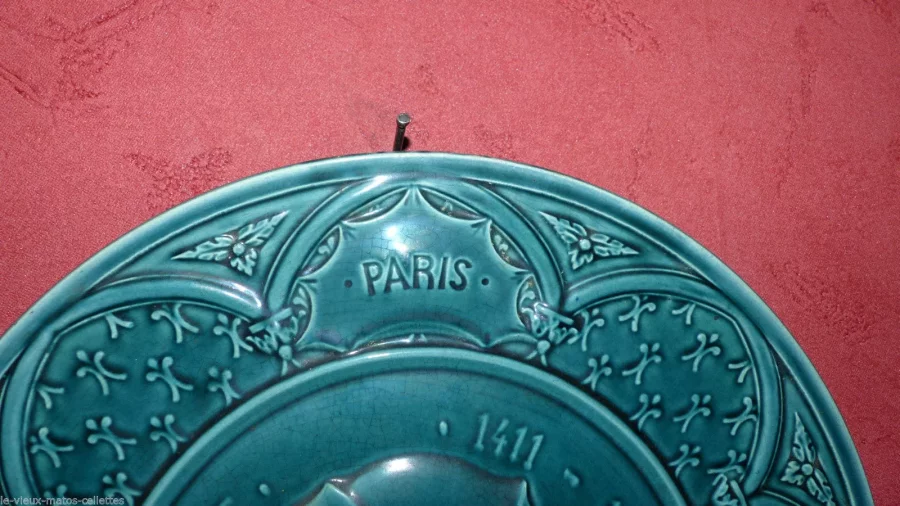 Assiette en barbotine offerte par les 100000 chemises à Paris signée de H.Mercier