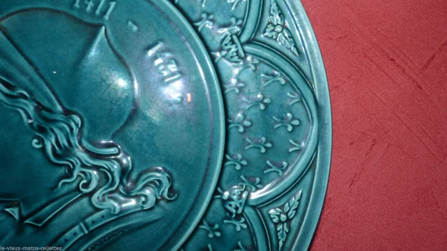 Assiette en barbotine offerte par les 100000 chemises à Paris signée de H.Mercier