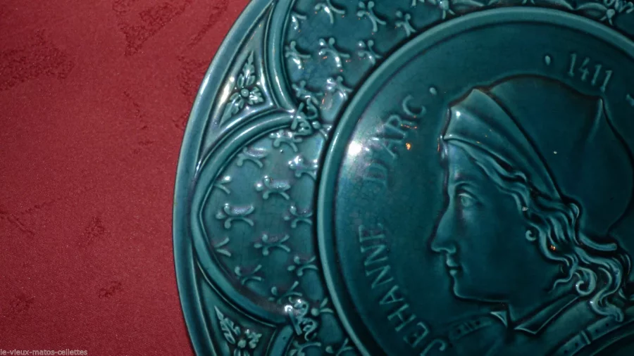 Assiette en barbotine offerte par les 100000 chemises à Paris signée de H.Mercier