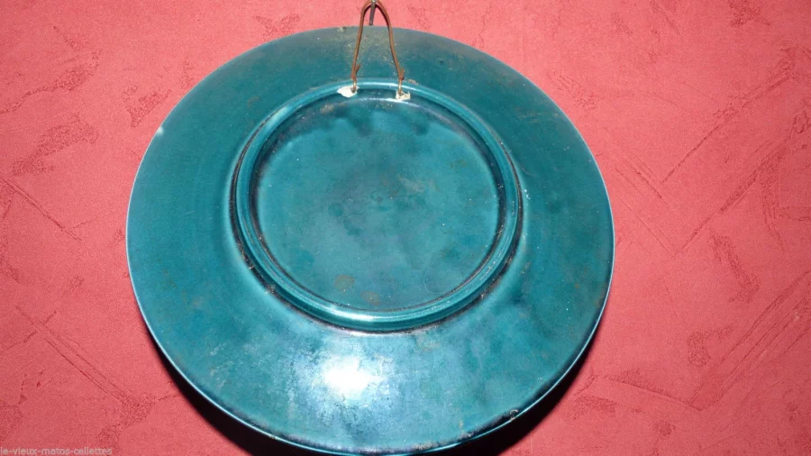 Assiette en barbotine offerte par les 100000 chemises à Paris signée de H.Mercier