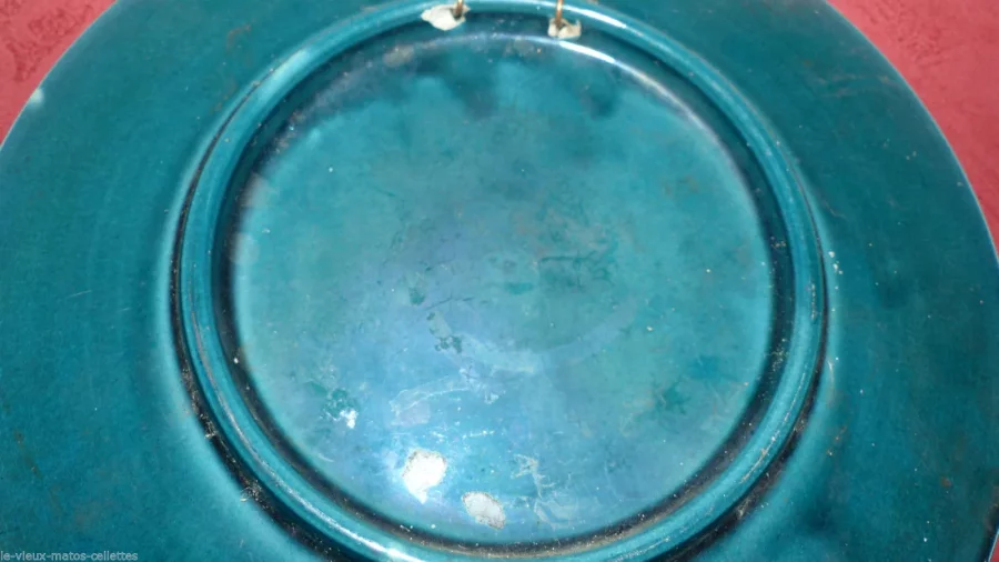 Assiette en barbotine offerte par les 100000 chemises à Paris signée de H.Mercier