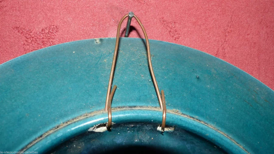 Assiette en barbotine offerte par les 100000 chemises à Paris signée de H.Mercier