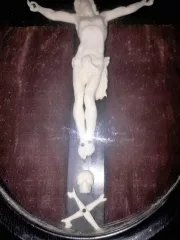Christ en ivoire sculpté sur sa croix ou crucifix dans un cadre en bois noirci, d'époque XIXème siècle